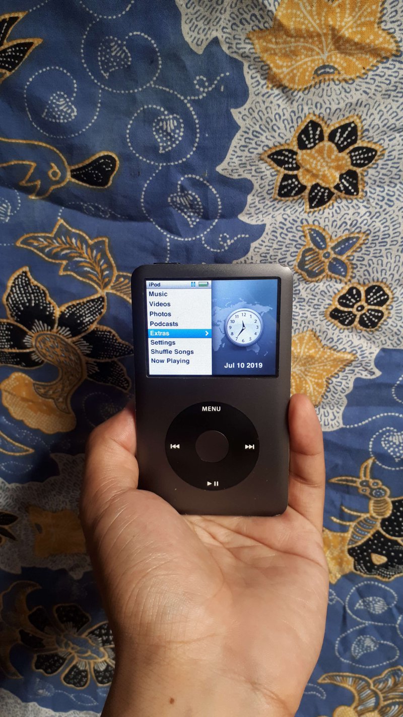 an iPod Classic, color grey